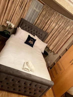 TJ Homes - One double bed room with garden view - Next to tube station